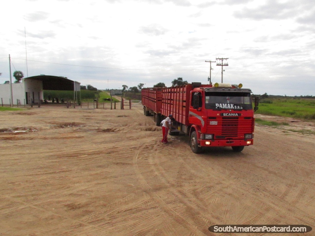 Un camin rojo grande aparcado en un camino de tierra en Gran Chaco. (640x480px). Paraguay, Sudamerica.