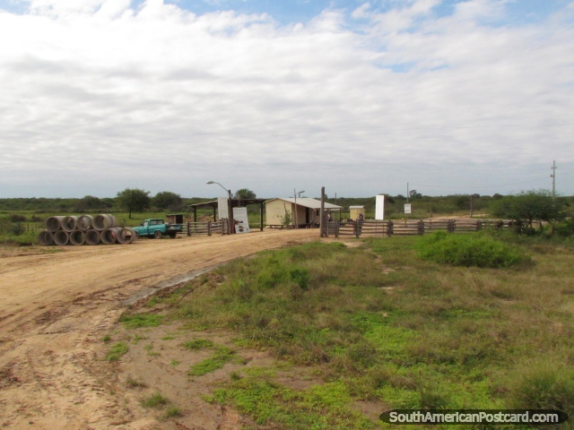 Estrada de terra que conduz  estrada Trans-Chaco. (640x480px). Paraguai, Amrica do Sul.