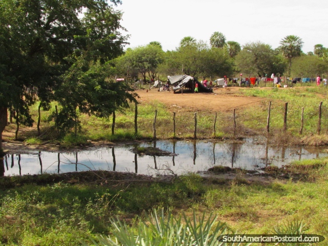 Ropa que seca en cercas en un pueblo de la chabola en Gran Chaco. (640x480px). Paraguay, Sudamerica.