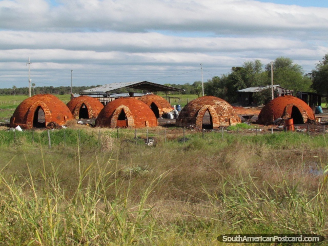 O tijolo vermelho seca em uma propriedade ao norte de Mondelindo, Gran Chaco. (640x480px). Paraguai, América do Sul.