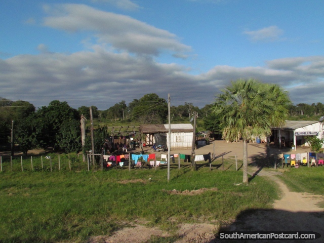 Ropa que seca en la cerca de una pequeña propiedad agradable en Gran Chaco. (640x480px). Paraguay, Sudamerica.
