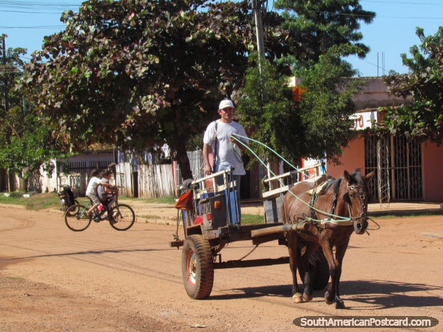 Cavalo e carreta, rapazes em uma bicicleta em Concepcion. (640x480px). Paraguai, América do Sul.
