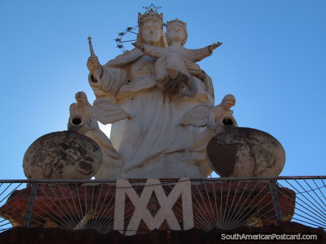 Virgen Mara sostiene al beb, 2 ngeles vierten el agua, estatua en Concepcin. (640x480px). Paraguay, Sudamerica.