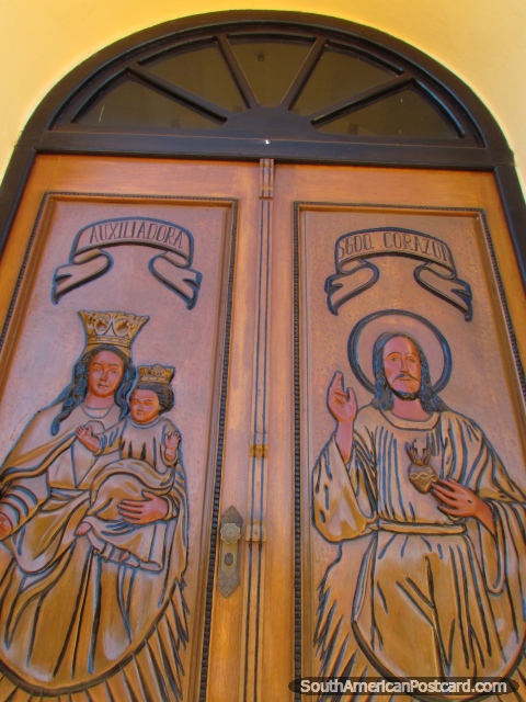 Porta de madeira arcada na igreja em Concepcion com 2 figuras religiosos esculpidos em. (480x640px). Paraguai, Amrica do Sul.