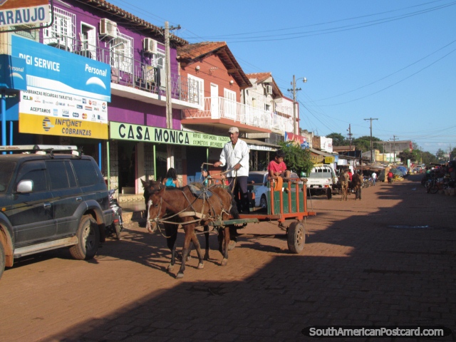 O cavalo e a carreta trotam abaixo a rua de mercado de pedra arredondada em Concepcion. (640x480px). Paraguai, América do Sul.