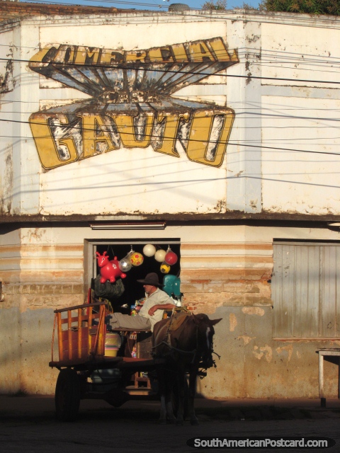 Um gaúcho com o seu cavalo e carreta que espera por um emprego em Concepcion. (480x640px). Paraguai, América do Sul.