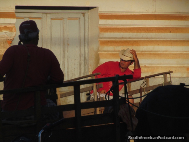 O gacho com camisa vermelha e chapu bronzeado espera pelo trabalho com o seu cavalo e carreta em Concepcion. (640x480px). Paraguai, Amrica do Sul.