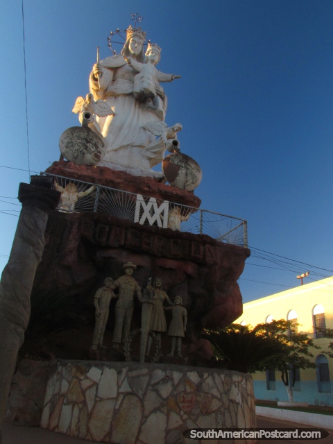 La estatua del Virgen María con bebé enorme, ángeles y una familia en Concepción. (480x640px). Paraguay, Sudamerica.