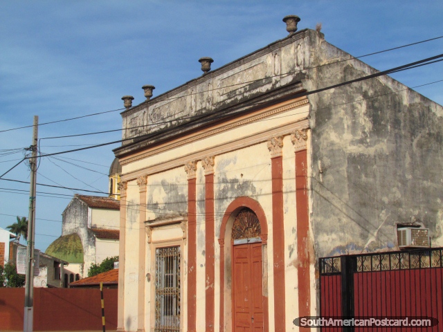 Muitos velhos edifïcios interessantes na área histórica de Concepcion. (640x480px). Paraguai, América do Sul.