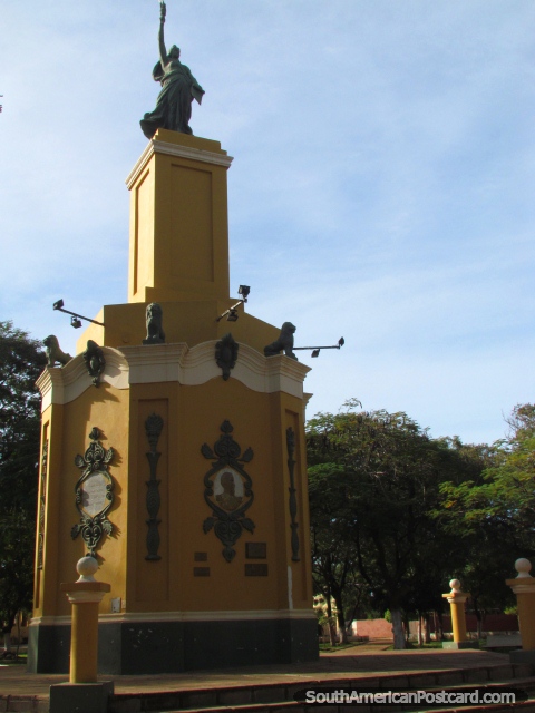 O monumento de Liberdade em Praça da Libertad em Concepcion. (480x640px). Paraguai, América do Sul.