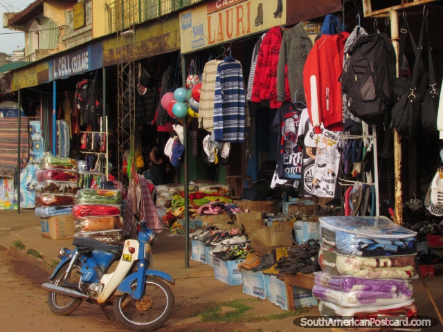 Uma loja muito colorida em Concepcion que vende roupa, sapatos, bolas e deitar. (640x480px). Paraguai, Amrica do Sul.