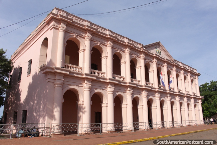 Muitas arcadas rosa no Palácio Legislativo (1857) em Asunción. (720x480px). Paraguai, América do Sul.