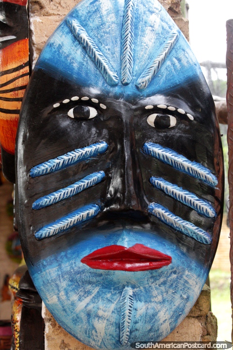 Hermosa cara máscara de cerámica con los labios rojos y las rayas de cara, realizadas en Areguá. (480x720px). Paraguay, Sudamerica.