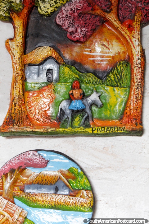 La placa de cerámica de pared de una casa de campo, la mujer y el burro, hecho en Areguá. (480x720px). Paraguay, Sudamerica.