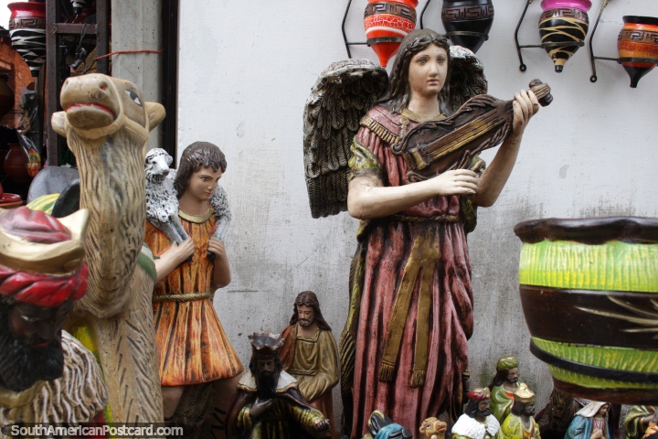 Um anjo cerâmico com asas tocando um violino, o grande trabalho cerâmico faz-se em Aregua. (720x480px). Paraguai, América do Sul.