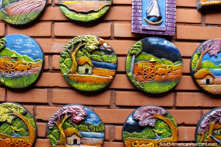 Placas ornamentais de parede redondas que representam vida na zona rural paraguaia, cerâmica de Aregua. (720x480px). Paraguai, América do Sul.