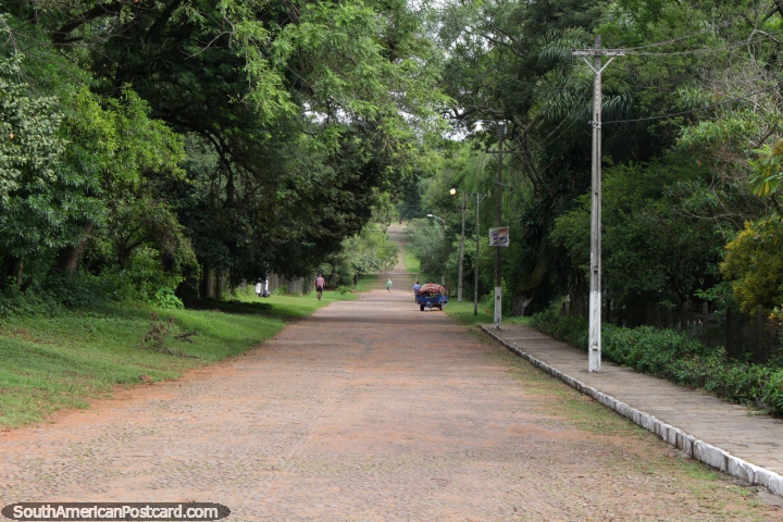 Un largo camino rural hecha de adoquines, en Aregu. (720x480px). Paraguay, Sudamerica.