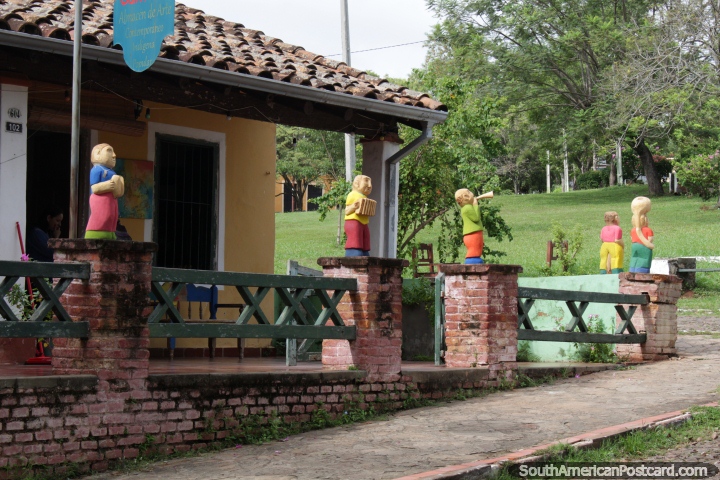 El Cantaro Galería, el arte contemporáneo, indígena y popular en Areguá. (720x480px). Paraguay, Sudamerica.
