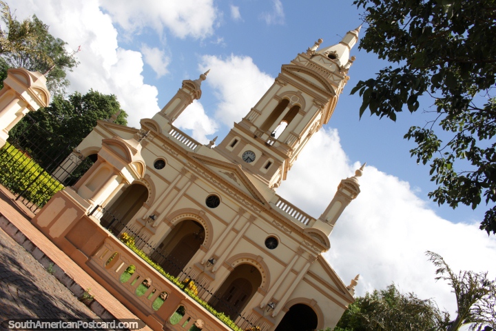 La impresionante iglesia en la ciudad de Itaugu, arcos y la torre. (720x480px). Paraguay, Sudamerica.