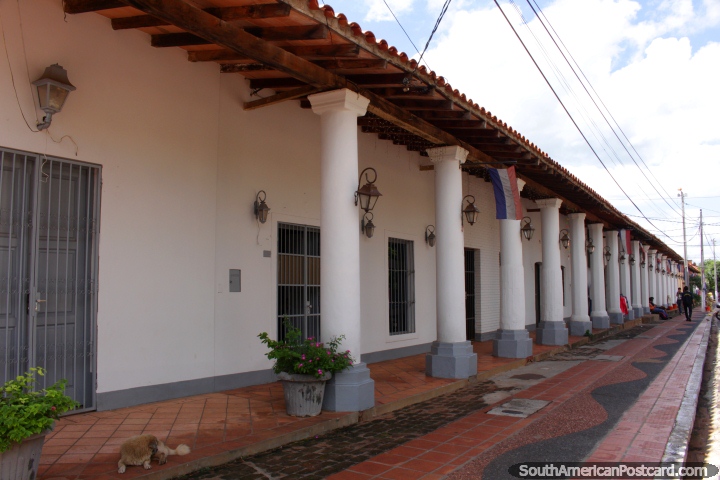Uma de uma pequena mão cheia de edifïcios coloniais em Itaugua, este com muitas colunas. (720x480px). Paraguai, América do Sul.