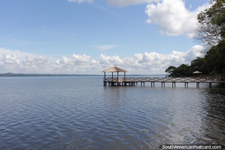 Lago Ypacara, en San Bernardino, amarre privado en un da agradable. (720x480px). Paraguay, Sudamerica.