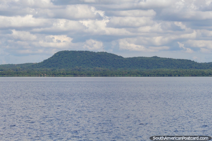 Gruesa arbusto-tierras y colinas en el otro lado del lago de San Bernardino. (720x480px). Paraguay, Sudamerica.