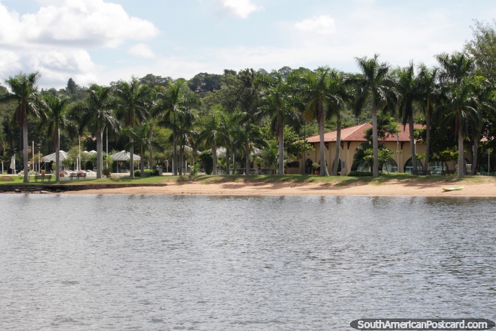 Hermosas palmeras detrs de una playa en el lago en San Bernardino. (720x480px). Paraguay, Sudamerica.