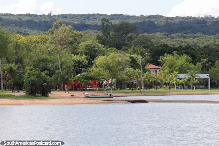 Una hermosa zona al lado del Lago Ypacarai con csped y arbustos de la tierra, de San Bernardino. (720x480px). Paraguay, Sudamerica.