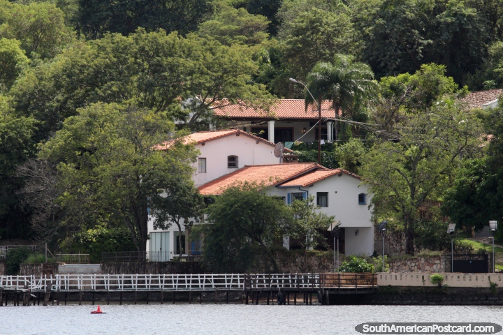 Casa bonita com um molhe privado na borda de lagos em San Bernardino. (720x480px). Paraguai, Amrica do Sul.
