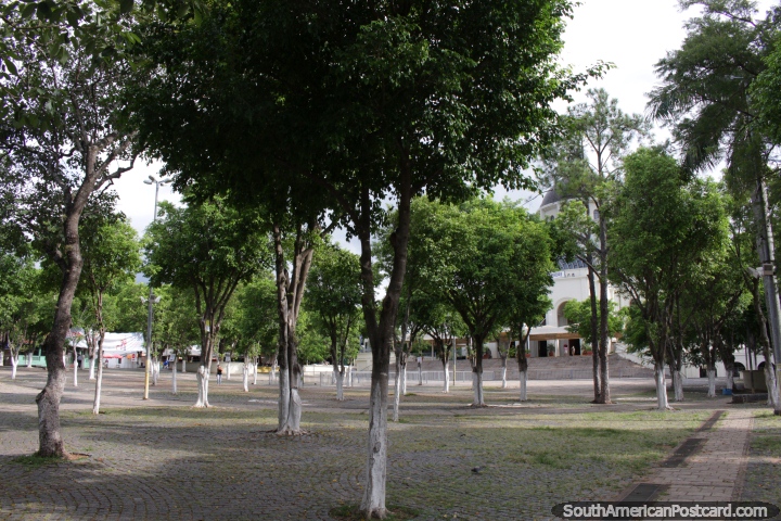 A praça pública principal em Caacupe junto da catedral, sem qualquer assento. (720x480px). Paraguai, América do Sul.