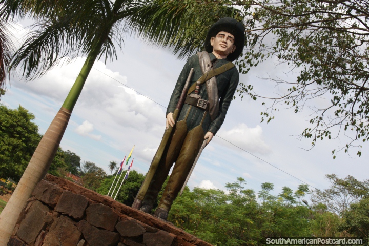 Monumento de un militar que sostiene un rifle en Plaza Hroes del Chaco en Caacup. (720x480px). Paraguay, Sudamerica.