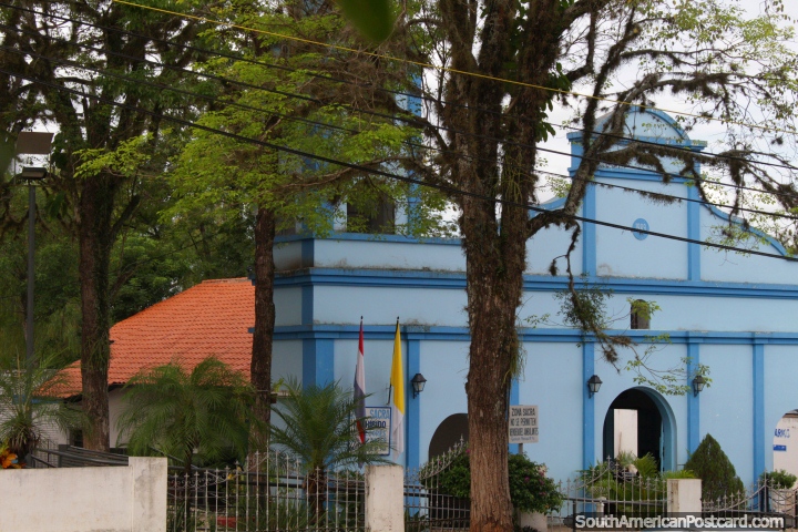 Igreja azul com rvores em volta dele em Caacupe. (720x480px). Paraguai, Amrica do Sul.