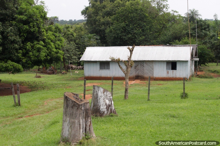 Uma casa simples com um gramado verde bonito ao sul de Coronel Oviedo. (720x480px). Paraguai, Amrica do Sul.