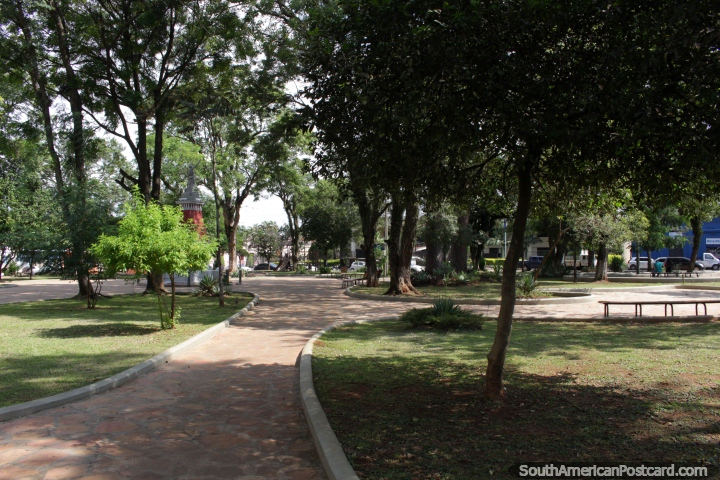 La frondosa Plaza Libertad en Villarrica. (720x480px). Paraguay, Sudamerica.