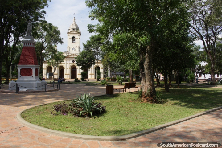 La catedral junto a la Plaza Libertad, en Villarrica. (720x480px). Paraguay, Sudamerica.