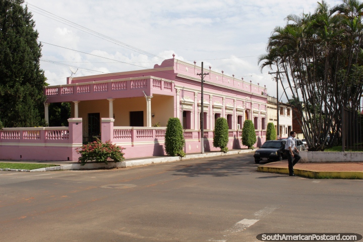 Un edificio histrico de color rosa en la esquina en Villarrica, club. (720x480px). Paraguay, Sudamerica.