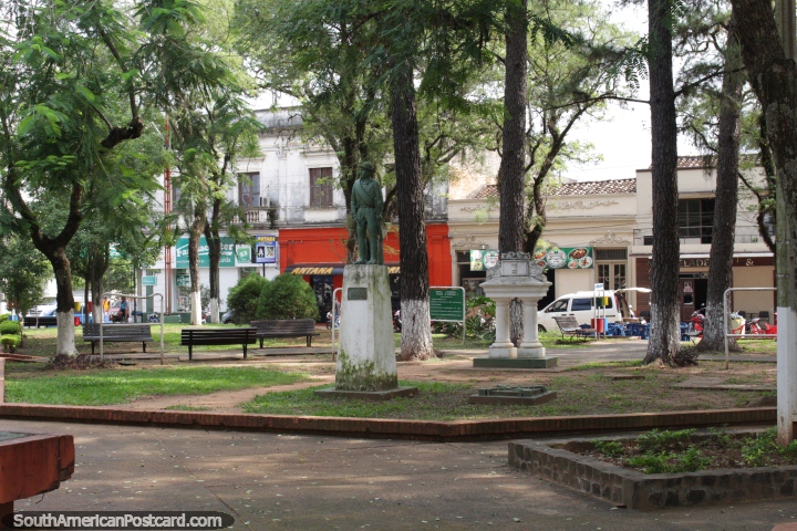 Tiendas alrededor de la Plaza de los Hroes, un buen lugar para relajarse en Villarrica. (720x480px). Paraguay, Sudamerica.