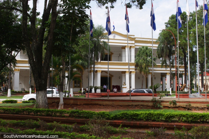 Municipalidad de Villarrica, um edifcio muito de prestgio em Villarrica, junto de Praa dos Heroes. (720x480px). Paraguai, Amrica do Sul.