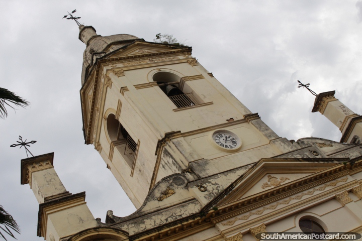 O sino e torre de relógio da catedral de Villarrica. (720x480px). Paraguai, América do Sul.