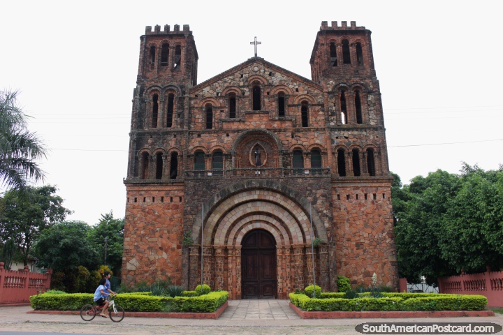 Igreja Ybaroty (1944) em Villarrica, grande igreja de pedra, um stio assombroso! (720x480px). Paraguai, Amrica do Sul.