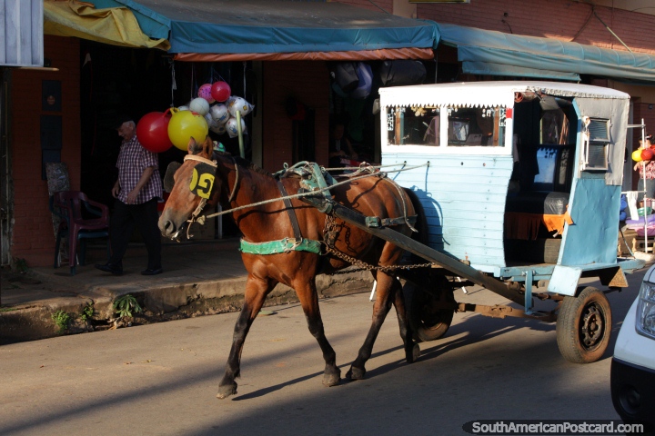 O cavalo e a carreta montam ao longo da rua em Villarrica. (720x480px). Paraguai, Amrica do Sul.