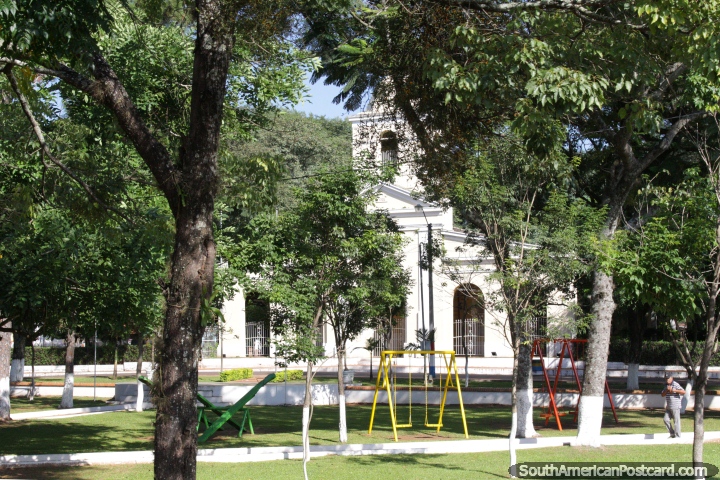 La iglesia y una plaza en Mbocayaty, pequea ciudad, al norte de Villarrica. (720x480px). Paraguay, Sudamerica.