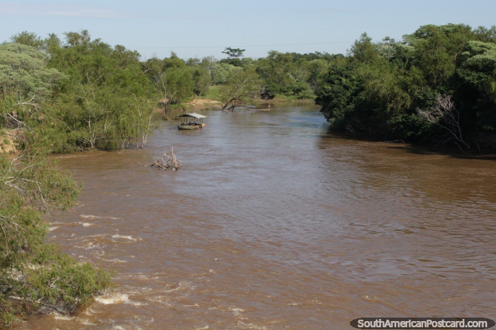 O rio Tebicuary, entre Villarrica e Coronel Oviedo. (720x480px). Paraguai, Amrica do Sul.