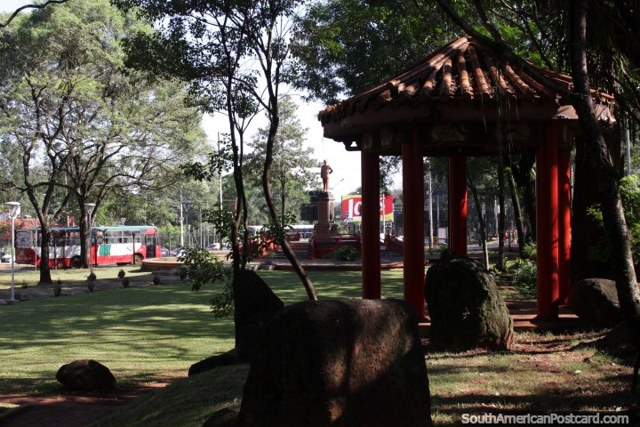Una parte tranquila de Ciudad del Este, Parque Chino. (720x480px). Paraguay, Sudamerica.