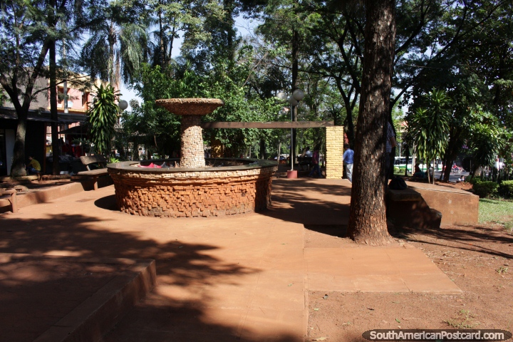 Una antigua fuente de azulejos a lo largo de Paseo Monseñor Rodríguez en Ciudad del Este. (720x480px). Paraguay, Sudamerica.