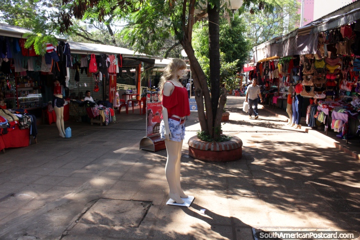 Barracas e lojas de roupas femininas são muitas no Paseo Monseñor Rodriguez em Ciudad del Este. (720x480px). Paraguai, América do Sul.