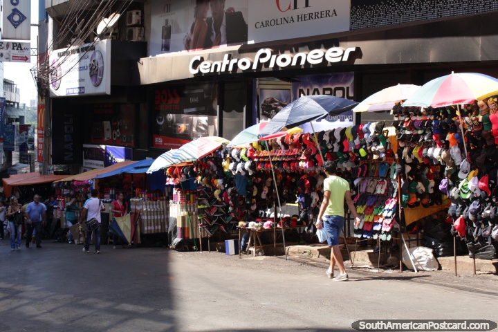 Jandals e gorros de venda na rua em Cidade do Este. (720x480px). Paraguai, Amrica do Sul.