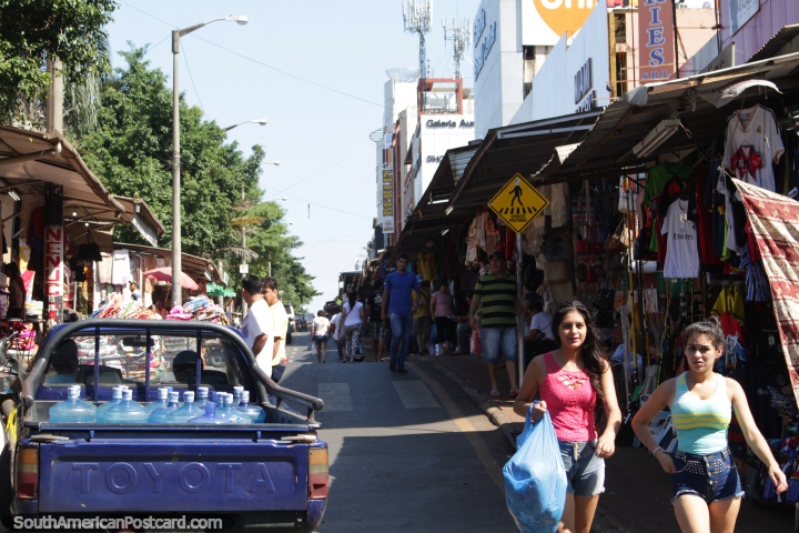 Um par de bonitas meninas faz compras em Cidade do Este. (720x480px). Paraguai, Amrica do Sul.
