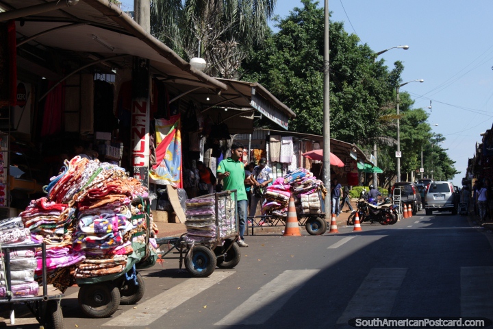 Mantas y ropa llegan a los puestos de venta ambulante en carros en Ciudad del Este. (720x480px). Paraguay, Sudamerica.
