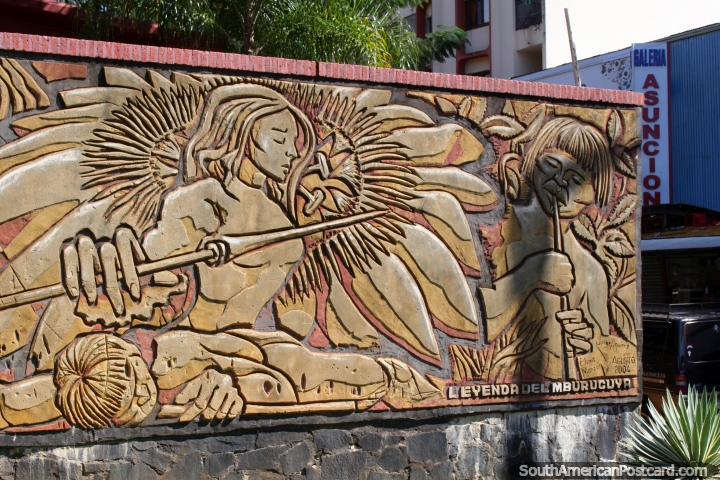 Una escena de la batalla indígena, mural esculpido en Ciudad del Este. (720x480px). Paraguay, Sudamerica.